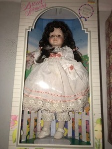 lot 306 image: 2 - Collectible dolls in original boxes