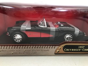 lot 335 image: 118 Die Cast ROAD SIGNATURE 1957 BlackRed Corvette Convertible