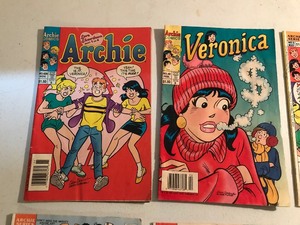 lot 352 image: 5 Archie series comics and 1 MAD Reader book