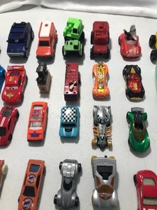 lot 101 image: 63 die cast and toy cars