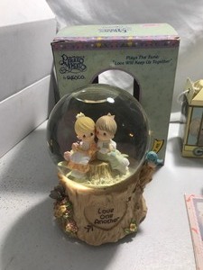lot 102 image: 4 - Precious moments figurines