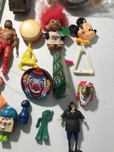 lot 104 image: Lot of vintage toys