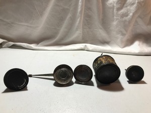 lot 114 image: 5 - Vintage small thumb press oil cans