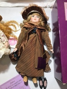 lot 120 image: 2 - Collectible dolls with boxes
