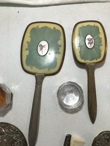 lot 133 image: Vintage make up pieces