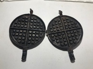 lot 175 image: Vintage Griswold cast iron waffle maker