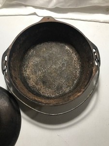 lot 176 image: Vintage Lodge cast iron Dutch oven