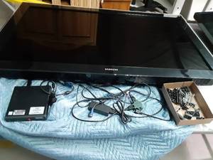lot 267 image: 52 samsung TV with Lenovox box