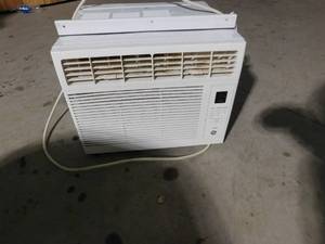 lot 8 image: Window air conditioner