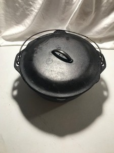lot 177 image: Vintage Cast Iron Dutch oven