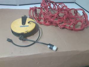 lot 231 image: Bayco retractable hanging extension cord & standard extension cord