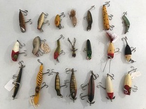 lot 406 image: Tackle box and 21 vintage fishing lures