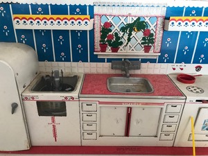 lot 407 image: 1950s Tin litho kitchen Superior toys. Comes with accessories and paperwork