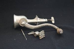 lot 73 image: Vintage Universal Manual Meat Grinder