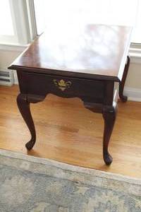 lot 82 image: Broyhill Side Table with Cabroile Legs