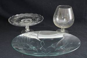 lot 100 image: Clear Engraved Serveware Glass Set