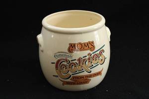 lot 111 image: Vintage Moms Homemade Cookies Crock