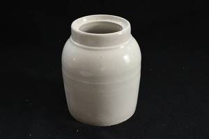 lot 114 image: Vintage Cream Crock