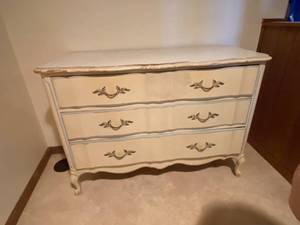 lot 120 image: Antique Thomasville 3-Drawer Dresser See Description for Moving Information