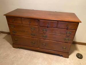 lot 121 image: Ethan Allen Dressing Table with Detachable Mirror See Description for Moving Information