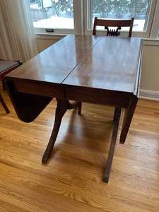 lot 11 image: Antique Duncan Phyfe Dining Table with 4 Striped Chairs