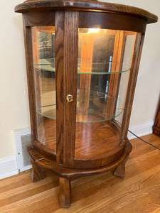 lot 29 image: Small Antique Lighted Glass Cabinet with Shelves Working