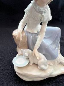 lot 61 image: Lladro Nao Girl with Cat Figurine