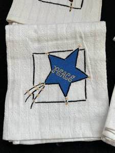 lot 66 image: Seasonal Kitchen Towel Set