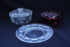 lot 138 image: Textured Bubble Glassware Serving Bowls and Platter