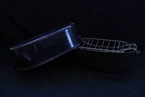 lot 150 image: Vintage Drip Top Black Speckle Turkey Roaster, Lid, and Rack