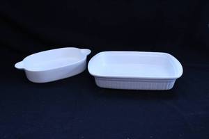 lot 154 image: Vintage White Baking Pans Corningware, Cordon Blue