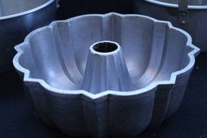 lot 159 image: 3 Vintage Bundt Cake Pans