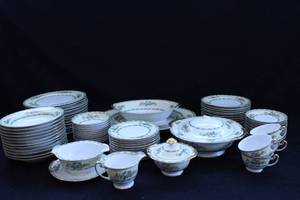 lot 161 image: Vintage Meito Handpainted China Dish Set