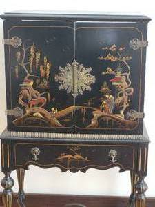 lot 19 image: Vintage Chinoiserie Standing Cabinet