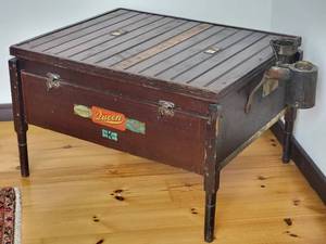 lot 47 image: Vintage Queen Icubator Co. Survivor