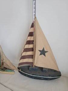 lot 102 image: Charming Vintage Toy Boats