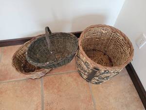 lot 45 image: Rustic Dcor basket Group