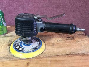 lot 16 image: Central Pneumatic 6 Dual Action Air Sander