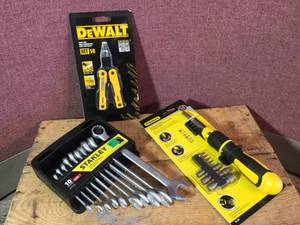 lot 34 image: Stanley Multi-Tool - Wrenches - Ratcheting Screwdriver