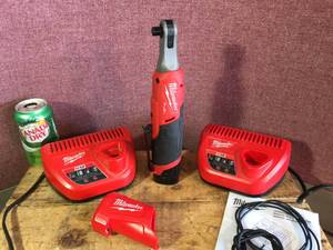 lot 40 image: Milwaukee M12 Cordless 38 Ratchet Set