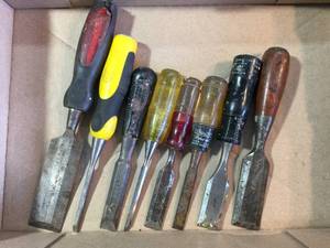 lot 49 image: Group Wood Chisels