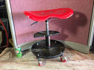 lot 62 image: Red Jacks 250lb Pneumatic Creeper Seat
