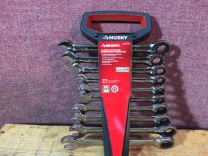 lot 69 image: Husky 10pc SAE-Metric Ratcheting Wrench Set