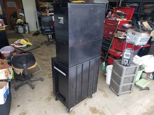 lot 1 image: Craftsman 3-Tier Rolling Tool Cabinet  - With Keys
