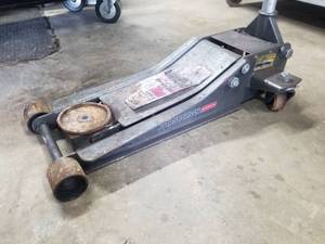 lot 63 image: Pittsburgh Heavy Duty 3 Ton Floor Jack