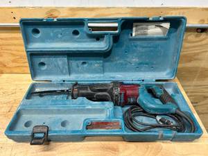 lot 19 image: MAKITA JR3050T Sawzall with Case