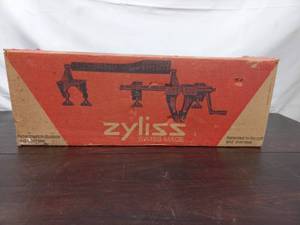 lot 20 image: Zyliss 4-In-1 Clamp