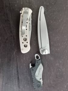 lot 176 image: Three Folding Knives