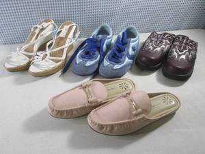 (CS) 4 Pair of Womens Shoes Sizes 8...