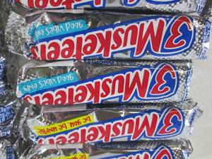 (B-2) 12 - 3 Musketeers Candy Bars ...